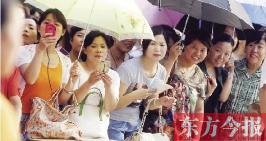 7月6日，鄭州市文化路省實驗中學小升初測評點，家長們聚集在一起，焦急地等待自己的孩子走出考場 劉棟杰