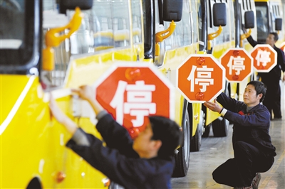 4月28日，江西上饒，江西博能上饒客車(chē)員工正在為銷(xiāo)往廣東客戶(hù)的訂單大鼻子校車(chē)做最后的質(zhì)量安檢。圖/CFP