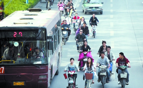 “電動車管理辦法”出臺后，市民騎電動車或許不會那么“隨意”（資料圖）　記者 趙卓/攝