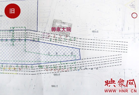 原先圖紙上顯示，在紫荊山路東側(cè)和西側(cè)，各設(shè)計(jì)了4條臨時(shí)通道。