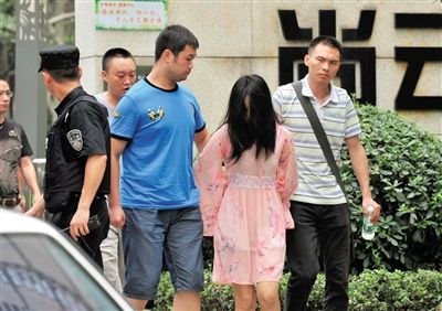 一名女犯罪嫌疑人被警方押出。新華社記者 薛玉斌 攝