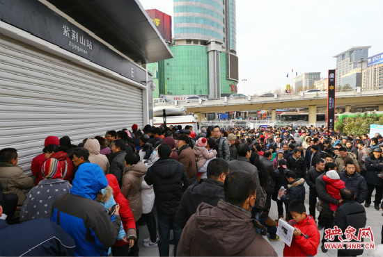 紫金山地鐵口擠滿了準(zhǔn)備乘坐地鐵的市民