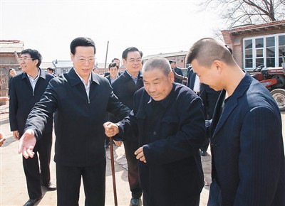 3月26日，張高麗在吉林省農(nóng)安縣農(nóng)安鎮(zhèn)小橋子村看望貧困戶王井山一家。