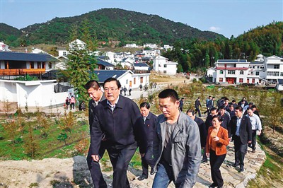 3月25日，張德江在福建省上杭縣古田鎮(zhèn)吳地村看望群眾。