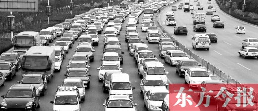 21日，鄭州市中州大道，大量擁堵的汽車將寬寬的道路變成“停車場”