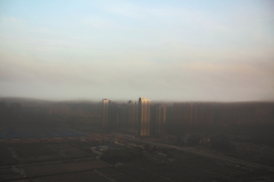 鄭州遇“平流霧”，上空晴朗，城市被黑霧籠罩