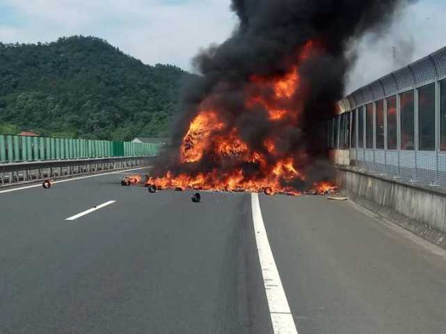 一車貨燒光 司機(jī)才知道車?yán)镉?00個(gè)滅火器