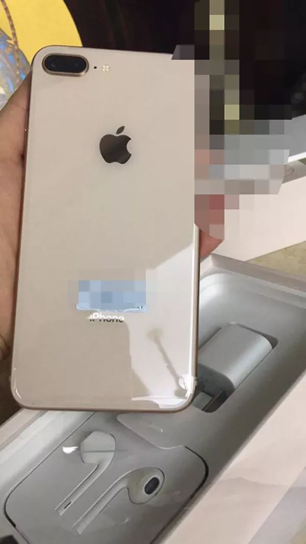 女子買iPhone 8才2天充電時就冒煙 直接用水澆手機