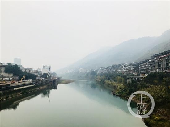 △赤水河兩岸的茅臺鎮(zhèn)有著超過2000家白酒經(jīng)營戶。