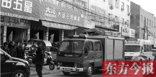 火災(zāi)發(fā)生后，袁厲害家門前的大路上停滿了消防車和警車