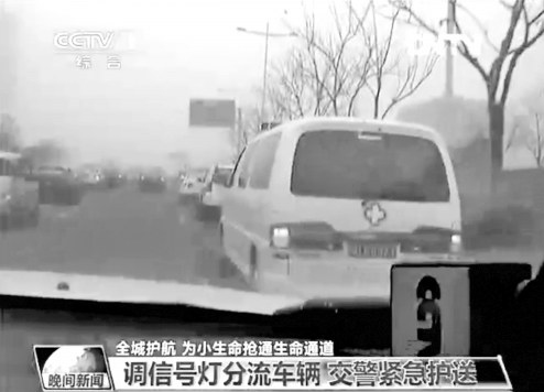 私家車主主動讓出生命通道