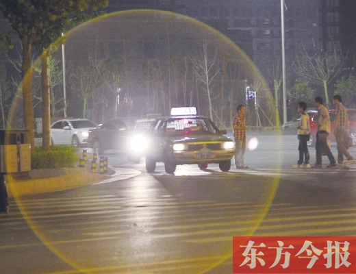 昨晚，鄭州火車東站，一些出租車停靠在路邊，見(jiàn)到行人不時(shí)主動(dòng)搭訕 東方今報(bào)暗訪組 攝