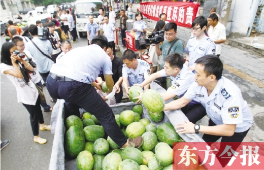 過(guò)秤開(kāi)始，鄭州管城區(qū)城市管理執(zhí)法局等五局委共買(mǎi)了96500斤西瓜