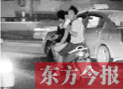 盡管剛剛發(fā)生摩托車車禍，現(xiàn)場很快又現(xiàn)載人摩托車疾馳