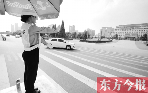 昨日，駐馬店市開源大道，女交警冒高溫指揮交通