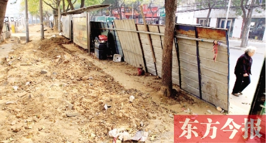 鄭州市紅專路與政七街交叉口，一工地“圍而不動”，步行者只好擇路而行