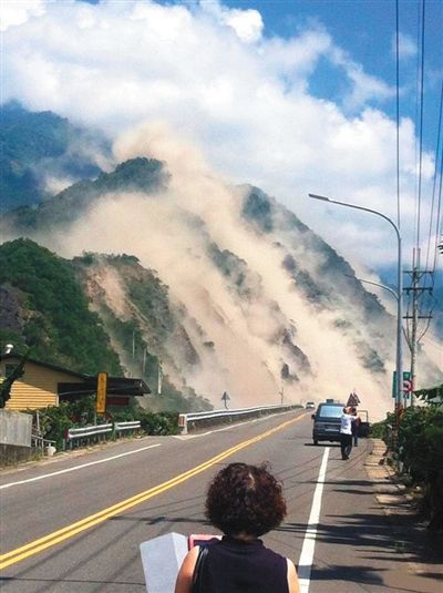 地震造成大面積山崩。網(wǎng)絡(luò)截圖