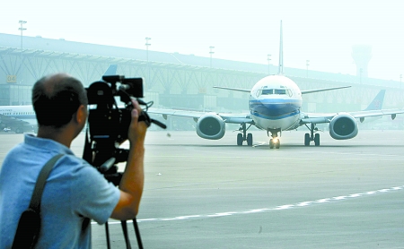 　8月28日，一架嶄新的波音737-800型飛機(jī)平穩(wěn)降落在鄭州新鄭國(guó)際機(jī)場(chǎng)。