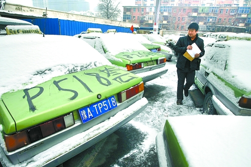 　12月21日，工作人員正在登記套牌出租車、假出租車