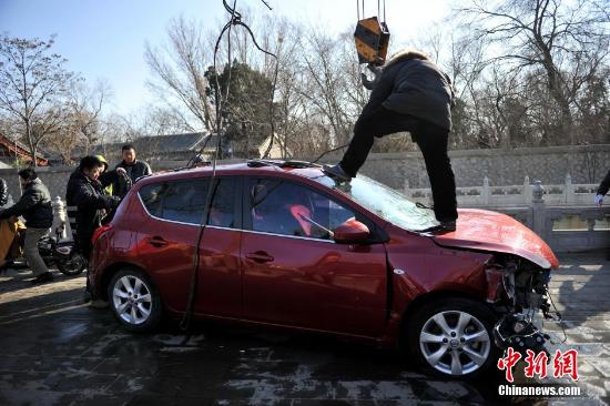 轎車撞斷護(hù)欄墜入河底 疑似司機(jī)逃生