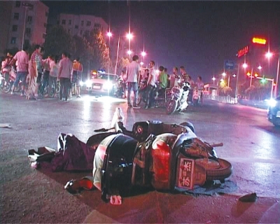 一輛白色無牌奧迪轎車在通過路口時，將一名騎電動車的女子撞飛十多米