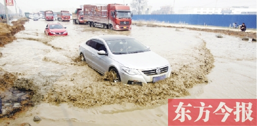 昨日的水坑現(xiàn)場，“坑車”的情況仍在繼續(xù)上演