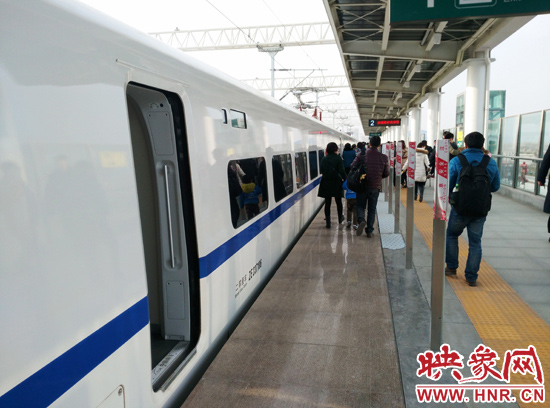 鄭開城鐵列車晚點(diǎn)致旅客滯留 疑因線路上掛落異物