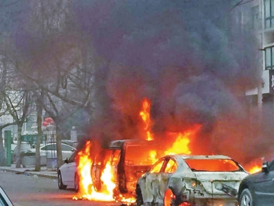 鄭州街頭高壓線著火殃及路邊6輛車