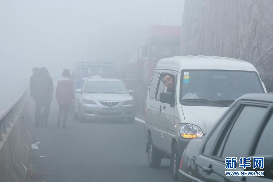 12月4日，滬陜高速揚州段大量車輛滯留。