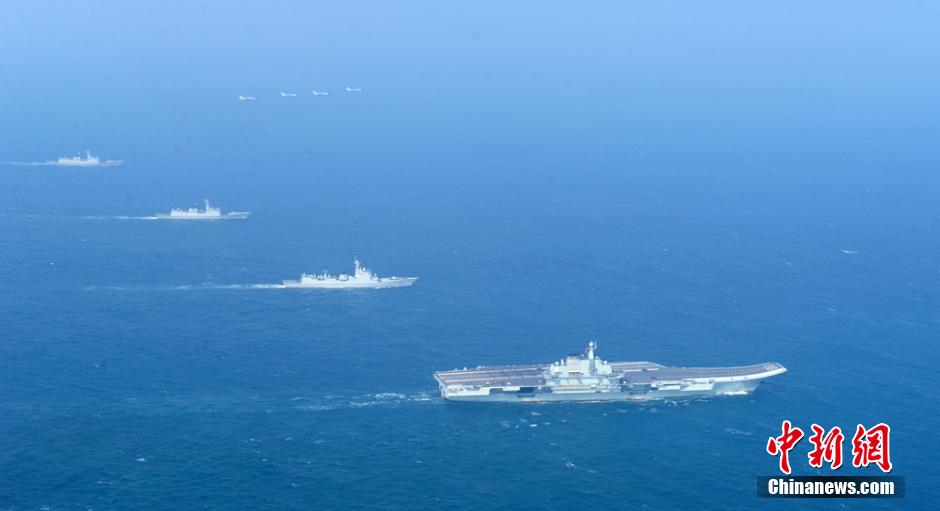 圖為遼寧艦與水面艦艇、飛機進行協(xié)同訓練。中新社發(fā) 胡鍇冰 攝