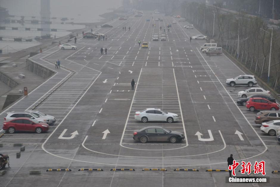 四川瀘州現(xiàn)最霸氣停車場(chǎng) 堪比飛機(jī)跑道