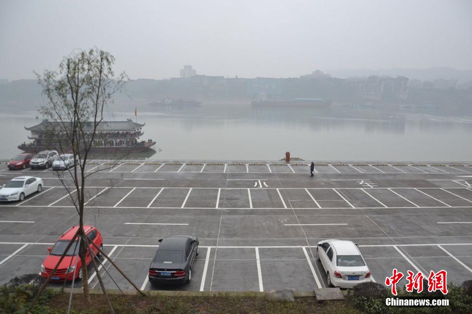 四川瀘州現(xiàn)最霸氣停車場(chǎng) 堪比飛機(jī)跑道