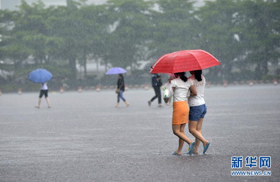 5月11日，市民在深圳梅林檢查站廣場(chǎng)冒雨出行。