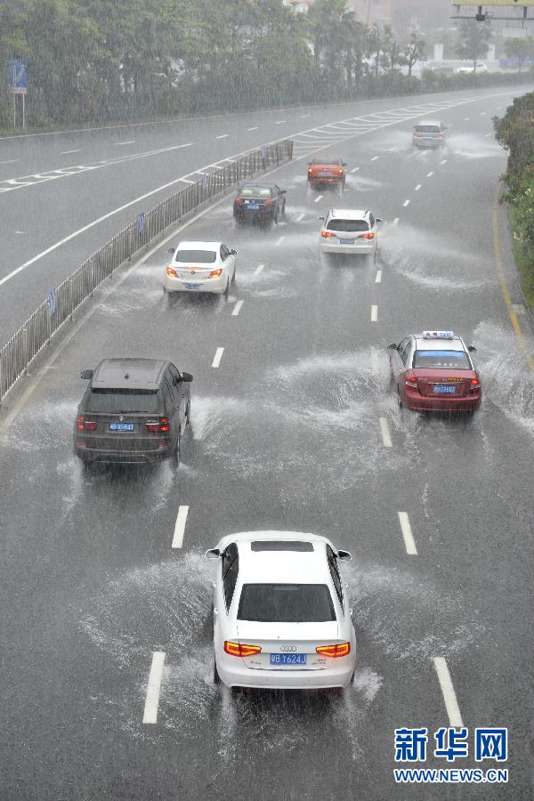 　5月11日，車(chē)輛在深圳街頭涉水前行。