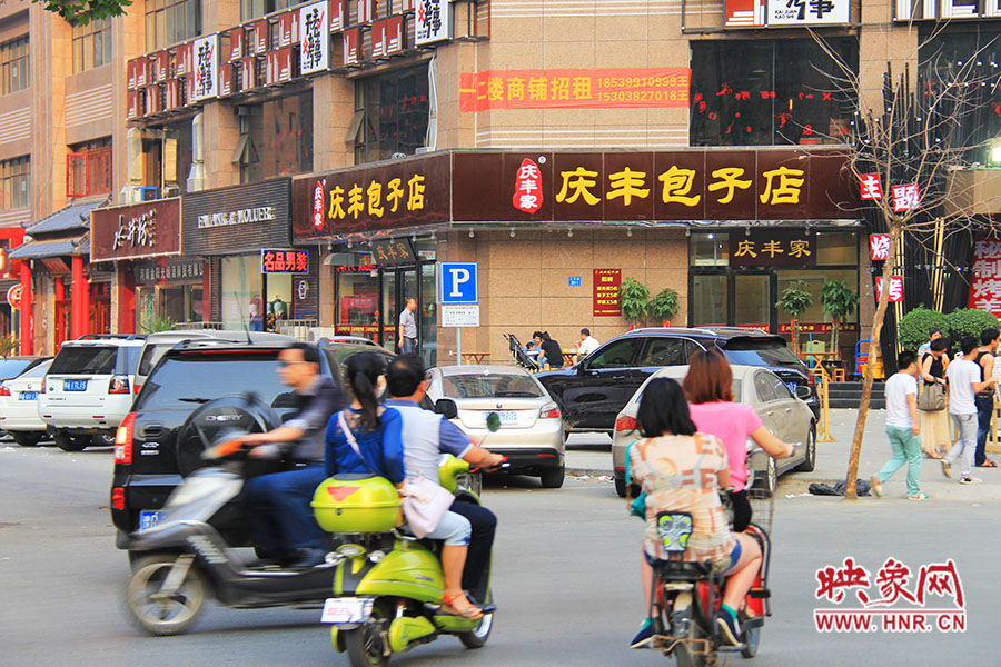 “慶豐包子店”位于路口拐角處,人流量車(chē)流量很大,堪稱(chēng)黃金位置。