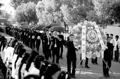 護(hù)送陣亡將士遺骸的隊(duì)伍緩緩走入殤墓園。