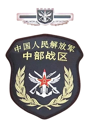 習(xí)近平將軍旗授予東部戰(zhàn)區(qū)司令員劉粵軍、政治委員鄭衛(wèi)平。