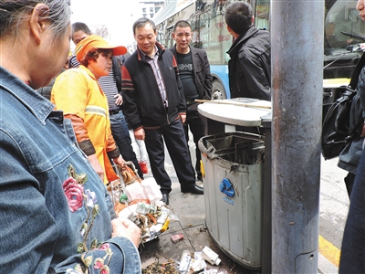 四川達(dá)州市通川區(qū)一垃圾桶，被搶槍支在此被找到。