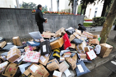 2015年11月19日，江蘇省南京市，河海大學(xué)校園外的路上大堆的快遞。圖/視覺(jué)中國(guó)