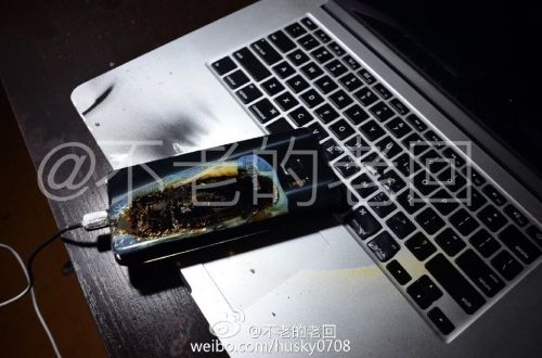 根據(jù)圖片來看，蘋果MacBook Pro筆記本觸控面板左邊部分被熏黑，而且該網(wǎng)友也提供了充電設(shè)備，就是三星Note 7原裝充電器。