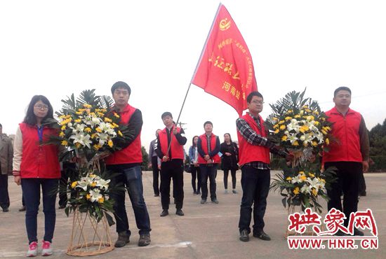 采訪團(tuán)向革命先烈敬獻(xiàn)花藍(lán)