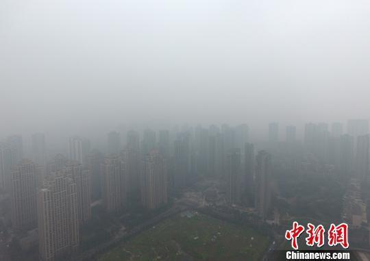  1月5日，重慶主城上空一片灰蒙蒙。