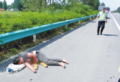 險！一女子躺高速路上睡大覺 漯河交警忙轉(zhuǎn)移保安全