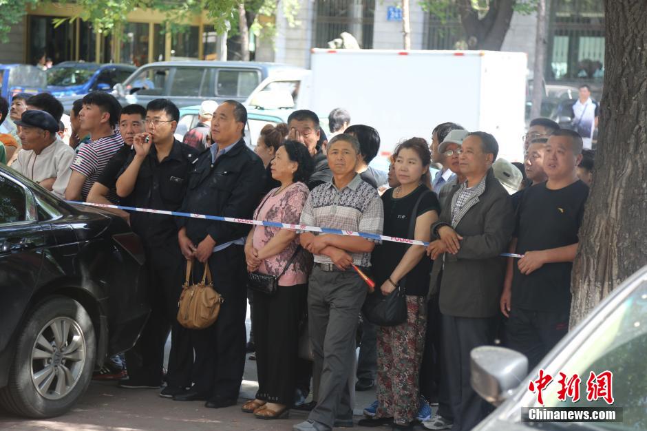 法院門前聚集的市民