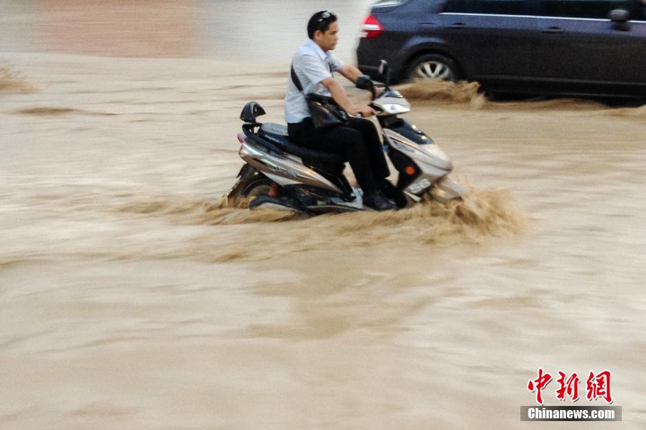 南寧暴雨如注 道路水流成河