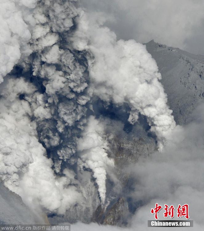 當?shù)貢r間2014年9月27日，日本中部御岳山發(fā)生噴發(fā)，或已造成數(shù)人受傷。