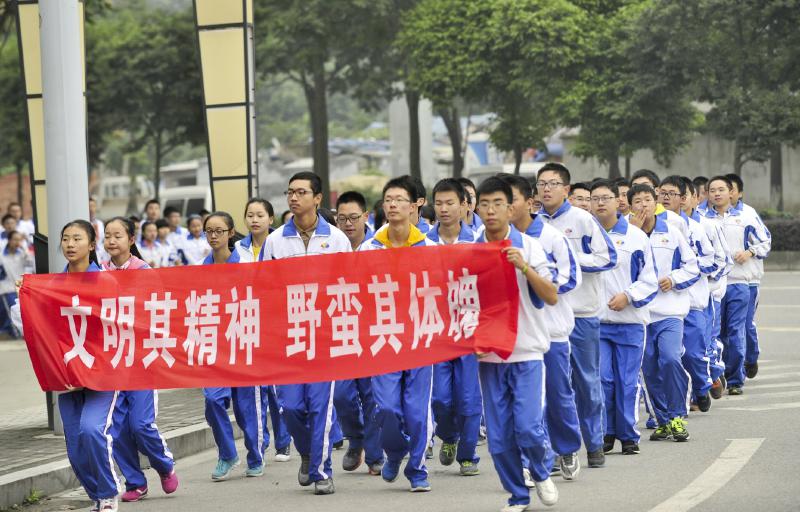 10月14日，成都七中萬達(dá)學(xué)校實(shí)行三年跑六百公里才能畢業(yè)，現(xiàn)場學(xué)生開始長跑。