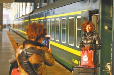 鄭州火車站又見綠皮車,車前留個影。