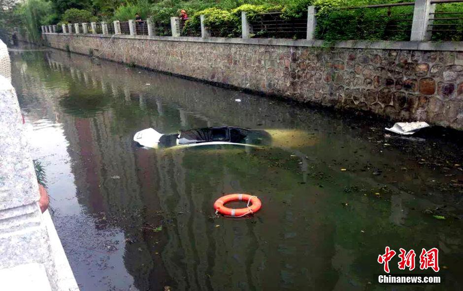 江蘇無(wú)錫一汽車(chē)沖進(jìn)河道 女司機(jī)爬窗逃生