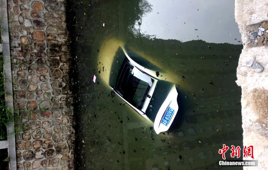 江蘇無(wú)錫一汽車(chē)沖進(jìn)河道 女司機(jī)爬窗逃生